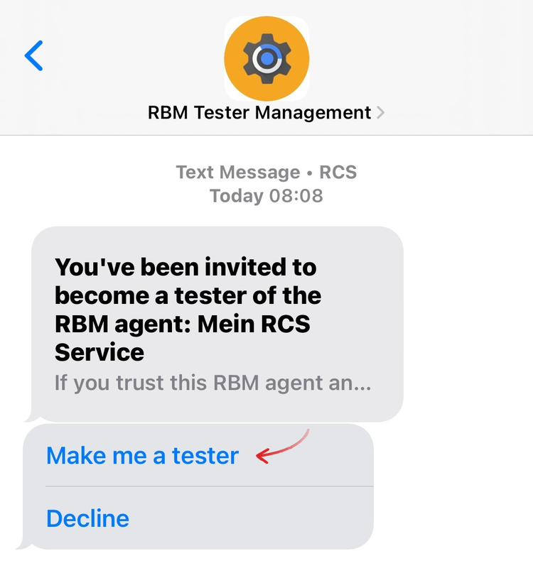 RCS-Nachricht "RBM Tester Management" auf dem Smartphone: Einladung, Tester des RCS-Agents zu werden, mit einem Pfeil auf die Schaltfläche "Make me a tester" und der Schaltfläche "Decline" darunter